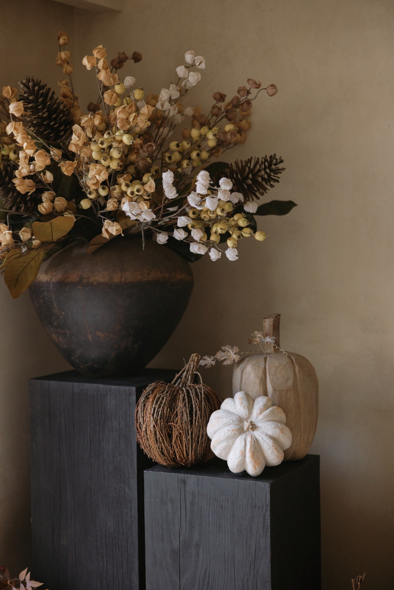 Composición otoñal DEKOR con florero, follaje seco y calabazas